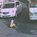 Kinijoje policininkas išgelbėjo žaisliniu automobiliu kelyje važinėjusį vaiką