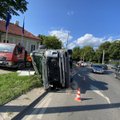 Žiedinėje sankryžoje Vilniuje apsivertė betonvežis: pranešama apie sužalotą vairuotoją
