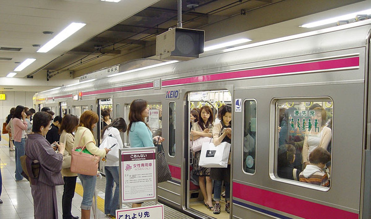 Moterims skirtas vagonas Tokijo metro 