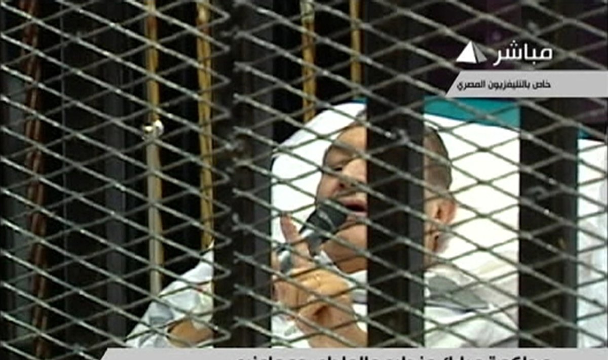 H.Mubarakas į teismo salę įneštas neštuvais