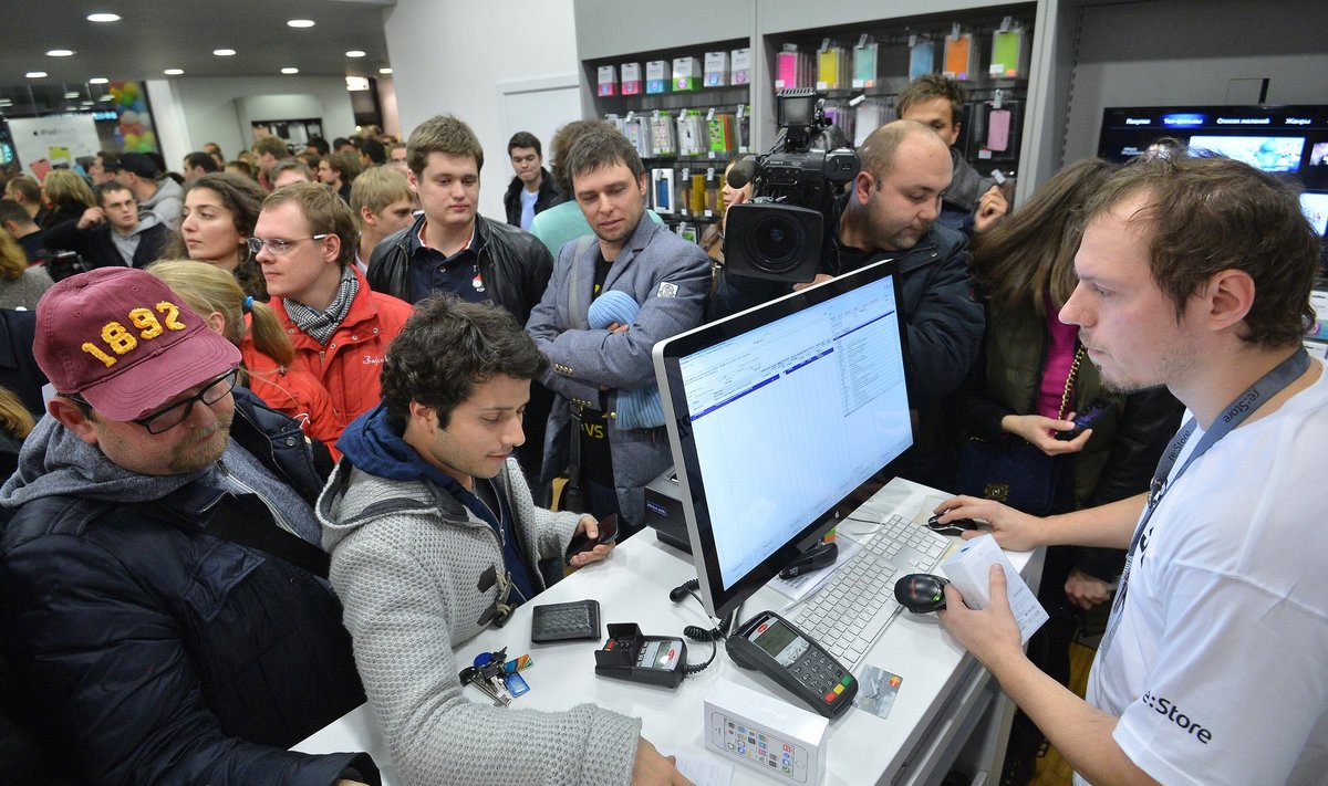 Minios žmonių, norinčių nusipirkti "iPhone" Maskvoje