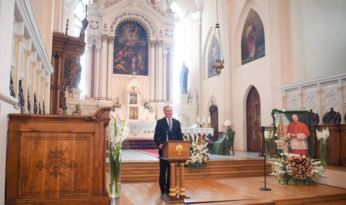 Prezidentas su pirmąja ponia dalyvavo Kaišiadoryse aukojamose šv. Mišiose V. Sladkevičiaus atminimui