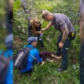 Darbingas ilgasis savaitgalis pareigūnams: miške nusilpusią moterį radęs policininkas pas medikus nunešė ant rankų
