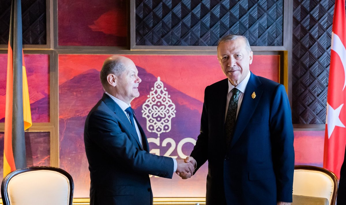 Vokietijos kancleris Olafas Scholzas ir Turkijos prezidentas Recepas Tayyipas Erdoganas
