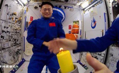 Kinijos astronautai uždegė žvakę kosminėje stotyje. CNSA nuotr.