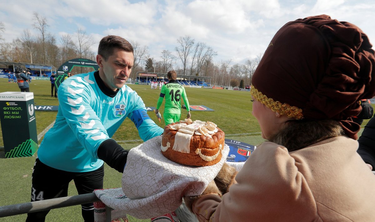 Prieš rungtynes Slucko klubo kapitonui Barysui Pankratavui buvo įteiktas pyragas