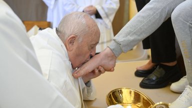 Popiežius Didįjį Ketvirtadienį mazgojo kojas 12 kalinių