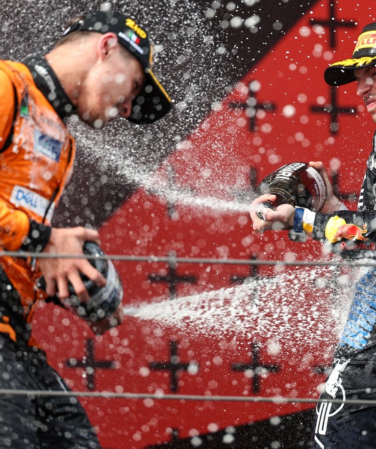 Maxas Verstappenas švenčia pergalę su "McLaren" pilotu Lando Norrisu