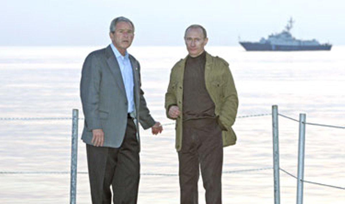 George W. Bushas ir Vladimiras Putinas.