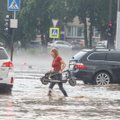 Lietuvą užklumpa stipri audra: lietus jau plauna gatves, gali būti ir automobilius niokojanti kruša