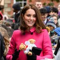 Viešumoje pasirodžiusi Kate Middleton sukėlė komentarų bangą: ką reiškia jos dėvėtas paltukas?