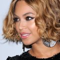 Be liemenėlės pasirodžiusi Beyonce atidengė savo dailią krūtinę