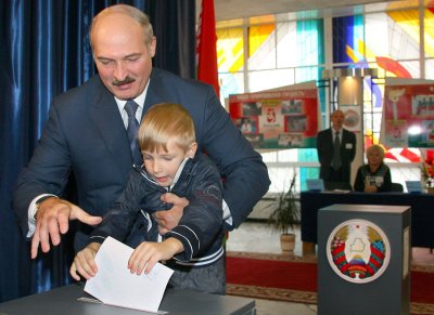 Aliaksandras Lukašenka su sūnumi Nikolajumi 2008 metais