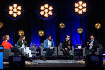 Lietuvos įvairovės chartijos asociacijos vadovė Rugilė Trumpytė, ISM alumnė Nini Gigani, ISM alumnis ir renginio moderatorius Hov Mkhitaryan, „Nasdaq“ Lietuvoje Žmogiškųjų išteklių vadovė Rita Čepinskienė, „Moody‘s“ vadovas Mariano Anrade Gonzalez