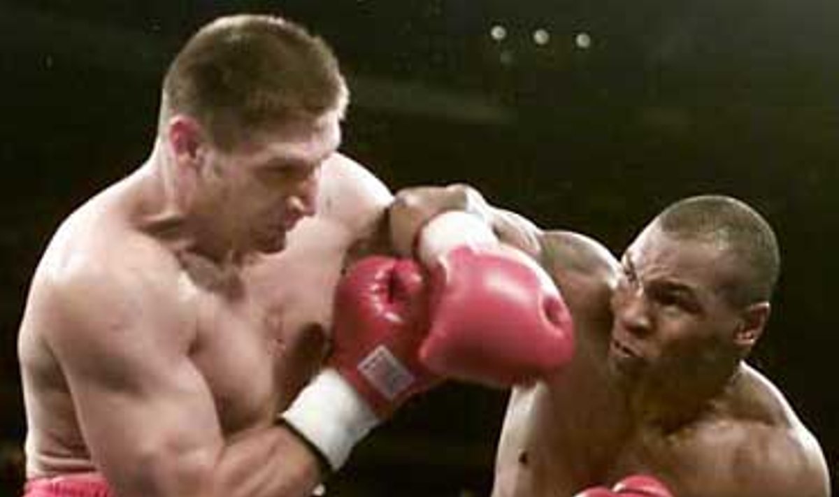 Andrzejus Golota kovoja su Mike'u Tysonu