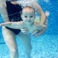 Pasidalijo vaizdo įrašu, kuris sukrėtė daugelį: instruktorė įmetė kūdikį į baseiną, kad pats išplauktų