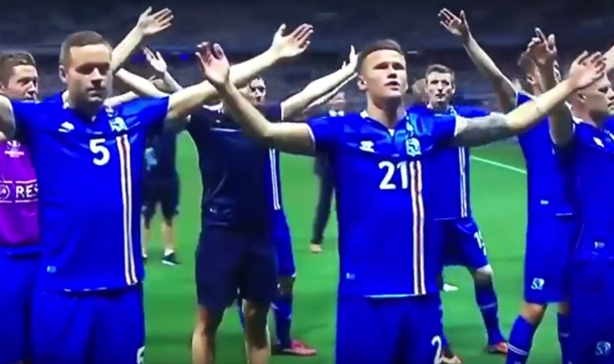 Islandijos futbolininkai švenčia pergalę