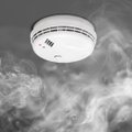 Ugniagesiai: vis daugiau Vilniaus gyventojų įsirengia dūmų detektorius