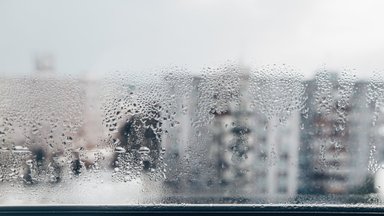 Ekspertai paaiškino, kodėl žiemą rasoja būstų langai, ir įvardijo veiksmingiausią priemonę tai sustabdyti