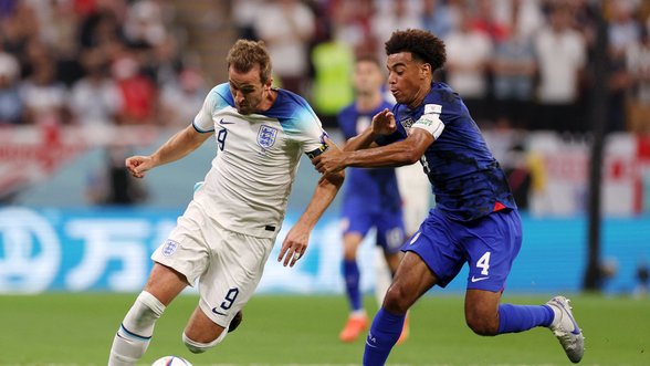 Anglija atsimušė į tvirtą JAV gynybą, aštuntfinalio dalyvius lems paskutinis turas