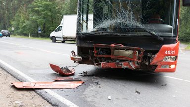 Pranešama apie autobuso avariją ir nukentėjusius žmones
