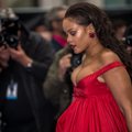 Raudonuoju kilimu žengusi Rihanna provokavo iš suknelės virstančiais apvalumais