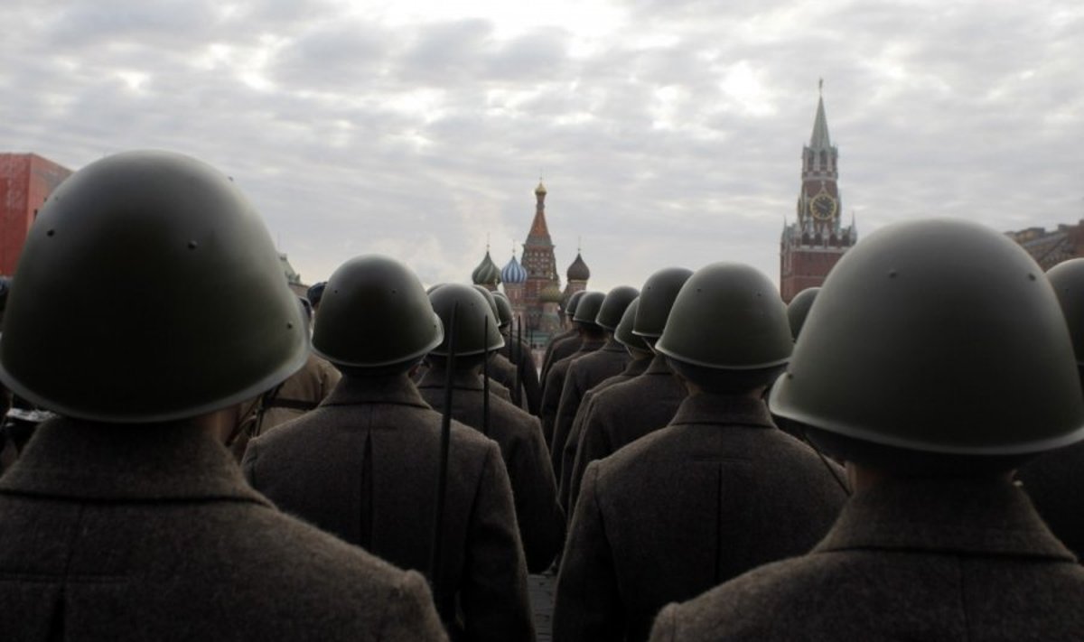 Maskvoje atkartotas 1941 m. karinis paradas Raudonojoje aikštėje