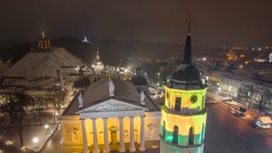 Nors labiausiai kritikuojamo Naujųjų metų atributo Vilnius atsisakė, tačiau Varšuvos pavyzdžiu sekti neplanuoja: kiekvienas miestas pats renkasi, kaip švęsti