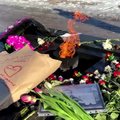 Sankt Peterburge žmonės ir toliau neša gėles prie improvizuoto memorialo Navalnui