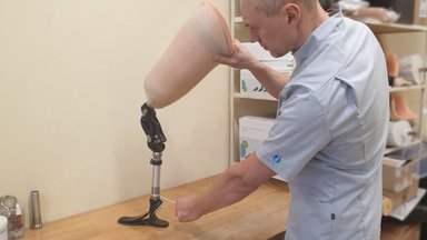 Po nelaimingo atsitikimo protezus nešiojantis vyras: sunki pradžia, darbo paieškos ir kelias į visavertį gyvenimą