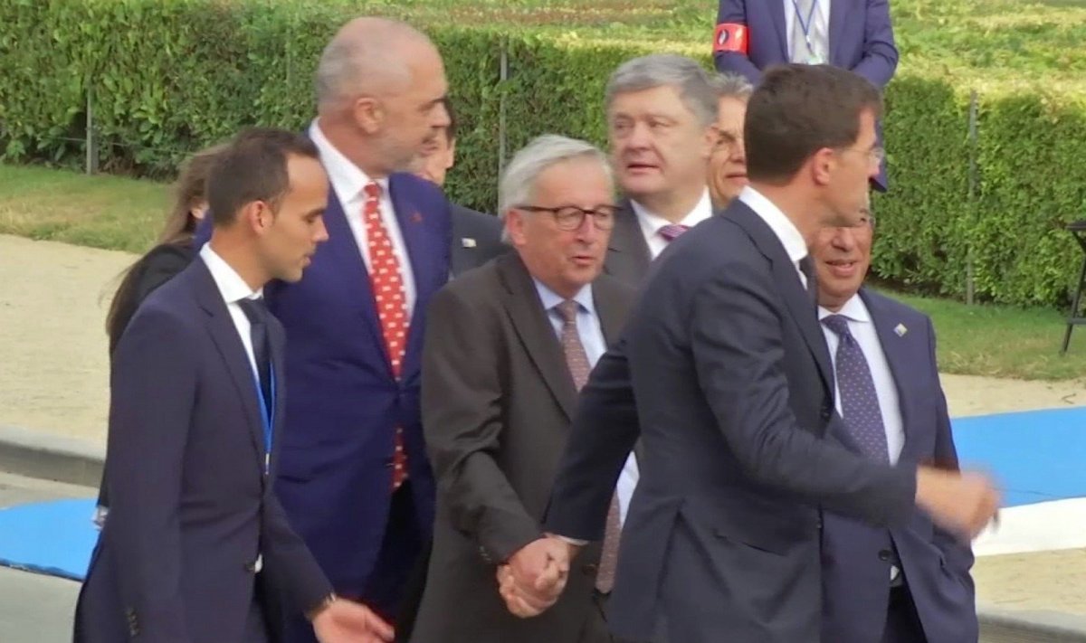 Keistas Jean'o Claude'o Junckerio elgesys NATO viršūnių susitikime