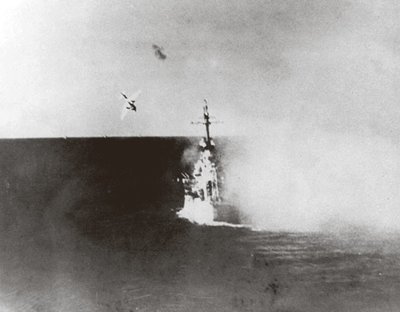 Japonų pilotas pikiruoja į priešo laivą