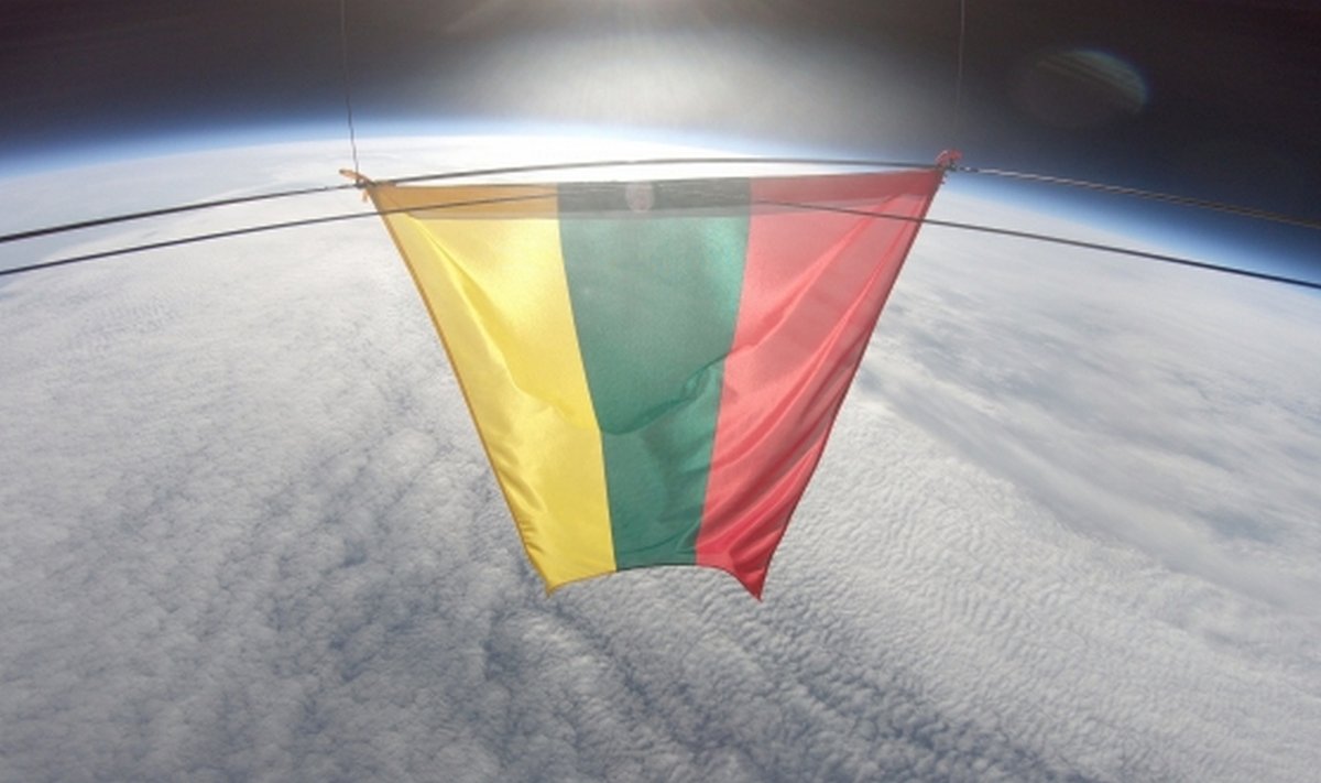 Литовский триколор в космосе