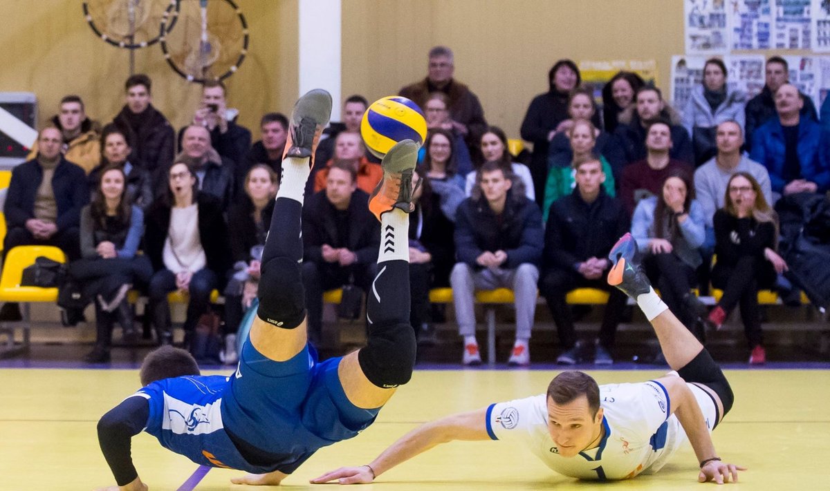 "Vilniaus Kolegijos-Flamingo Volley" tinklininkai (dešinėje) kovoja Baltijos čempionų lygoje (A. Četkausko nuotr.)