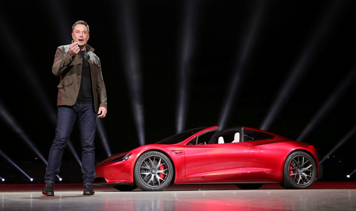 Elonas Muskas pristato "Tesla Roadster"