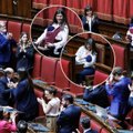 Italijos parlamente – audringų reakcijų sulaukęs politikės žingsnis: posėdžių metu krūtimi maitino naujagimį