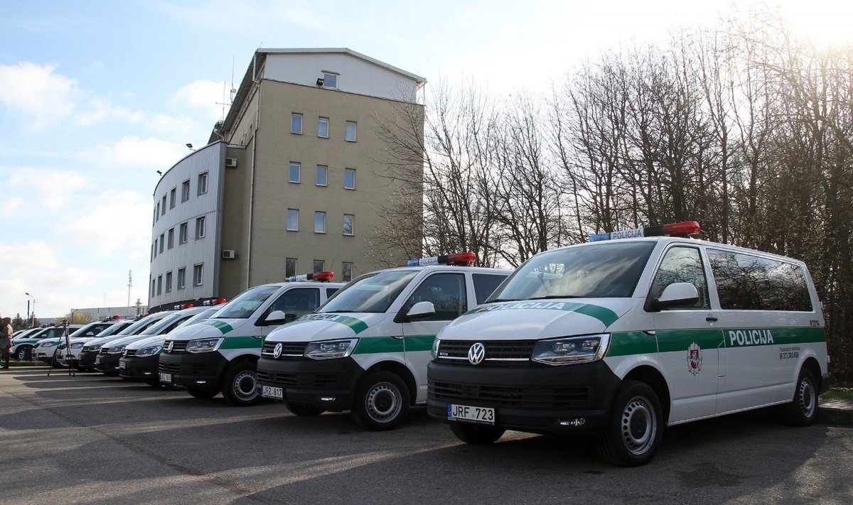 Kauno apskrities policijos pareigūnai džiaugiasi naujais automobiliais