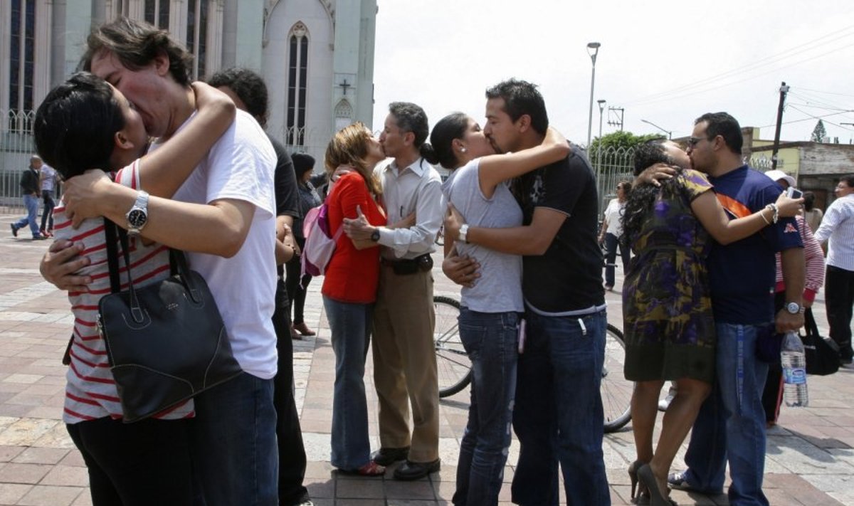 Meksikoje gyvenimo draugę pabučiavusio vyro areštas išprovokavo masinę bučiavimosi akciją