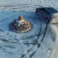 Kinijos vairuotojų triukai ant užšalusio ežero