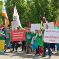 Prie Seimo protestuojantys darbuotojai: tai gali nuvaryti amžino atilsio
