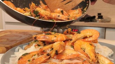 Aštrios krevetės su ryžių makaronais