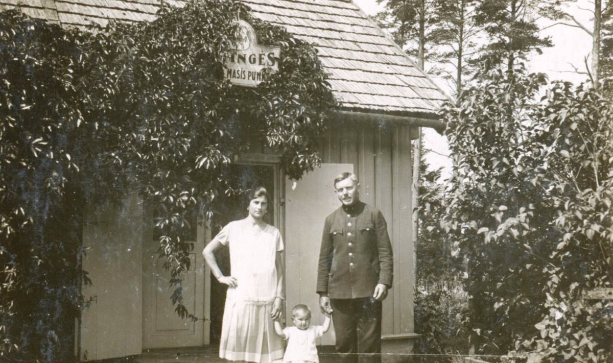 K. ir B. Bagdanavičiai su dukra Laimute prie Būtingės pereinamojo punkto pastato 1930 m.
