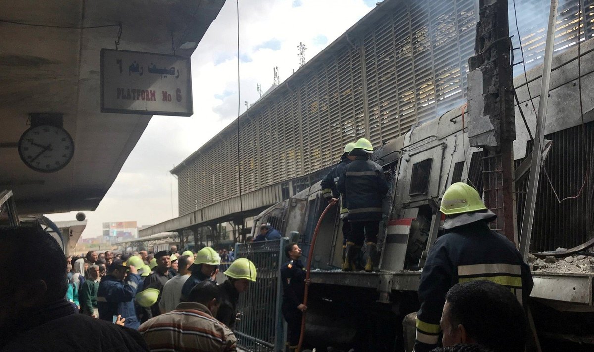 Kairo pagrindinėje traukinių stotyje per gaisrą žuvo mažiausiai 10 žmonių