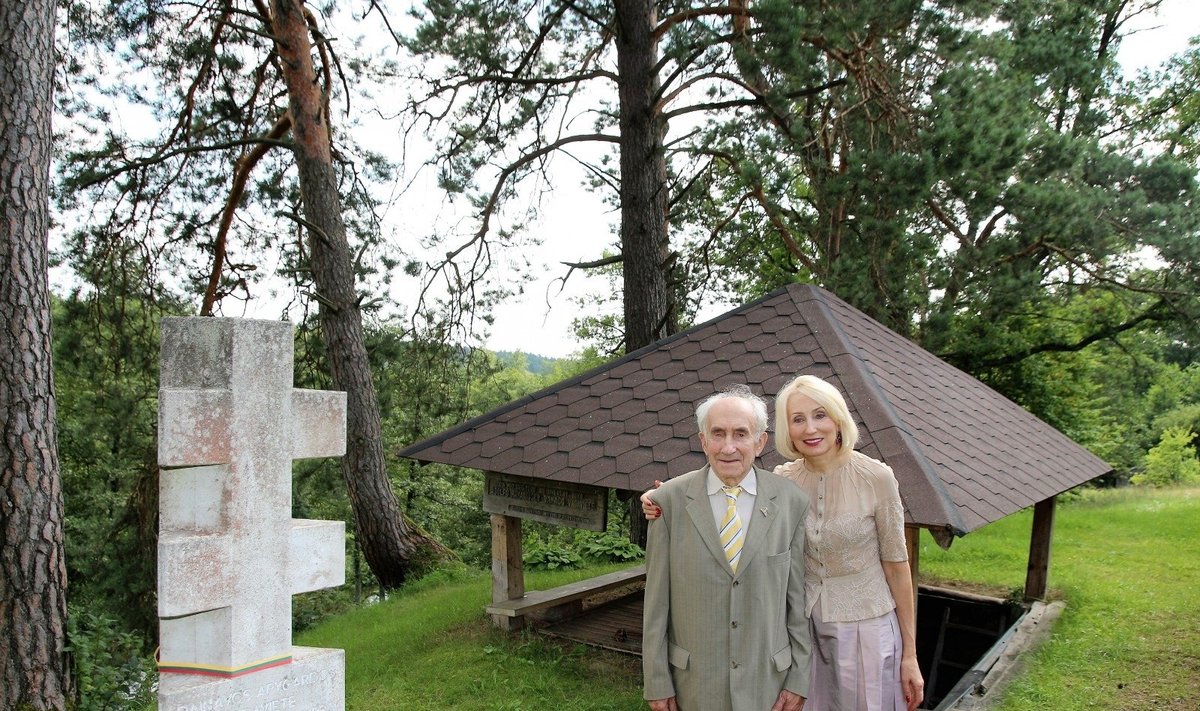 Angelė Jakavonytė su tėveliu J. Jakavoniu prie A. Ramanausko-Vanago vadavietės